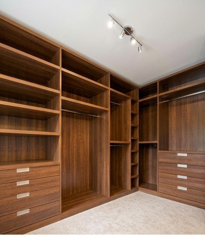 Walk-in closet con estantes