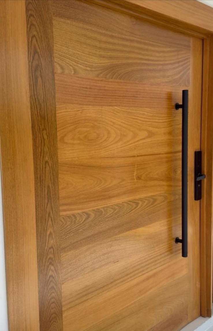 Puerta moderna con manija negra